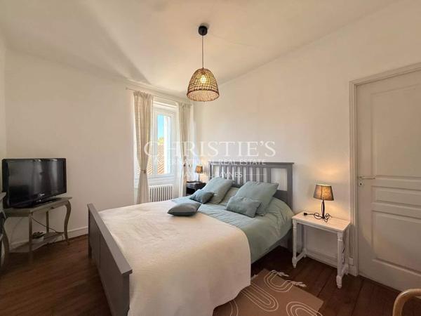 Élégante maison de ville de prestige, 8 chambres et un appartement 2 chambres, avec grand parc et vue sur le château