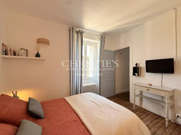 Élégante maison de ville de prestige, 8 chambres et un appartement 2 chambres, avec grand parc et vue sur le château