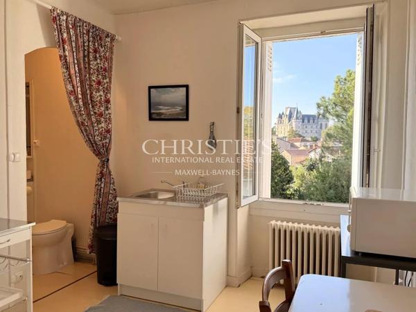 Élégante maison de ville de prestige, 8 chambres et un appartement 2 chambres, avec grand parc et vue sur le château