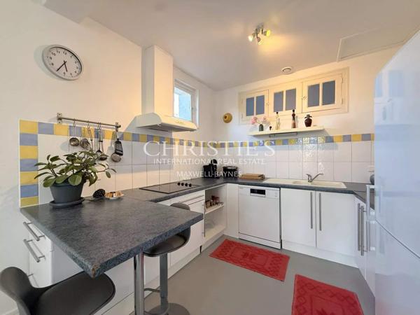 Élégante maison de ville de prestige, 8 chambres et un appartement 2 chambres, avec grand parc et vue sur le château