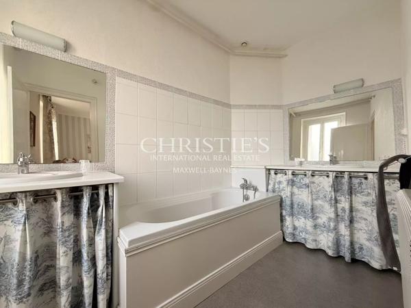 Élégante maison de ville de prestige, 8 chambres et un appartement 2 chambres, avec grand parc et vue sur le château