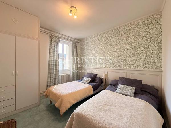 Élégante maison de ville de prestige, 8 chambres et un appartement 2 chambres, avec grand parc et vue sur le château