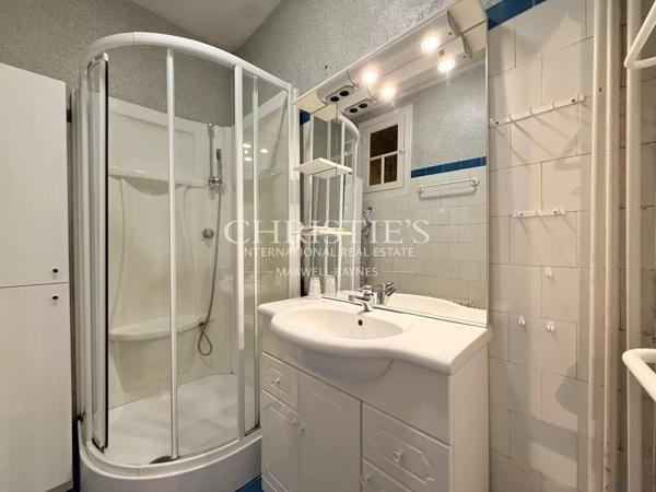 Élégante maison de ville de prestige, 8 chambres et un appartement 2 chambres, avec grand parc et vue sur le château