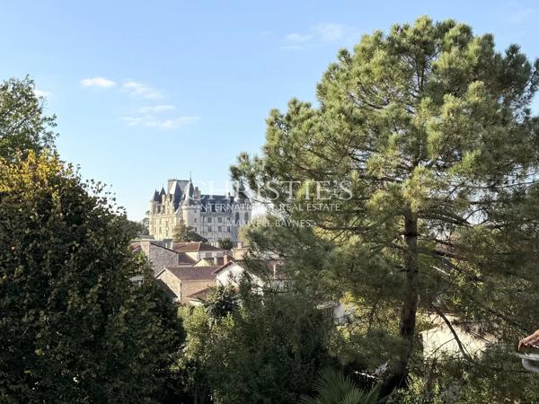 Élégante maison de ville de prestige, 8 chambres et un appartement 2 chambres, avec grand parc et vue sur le château