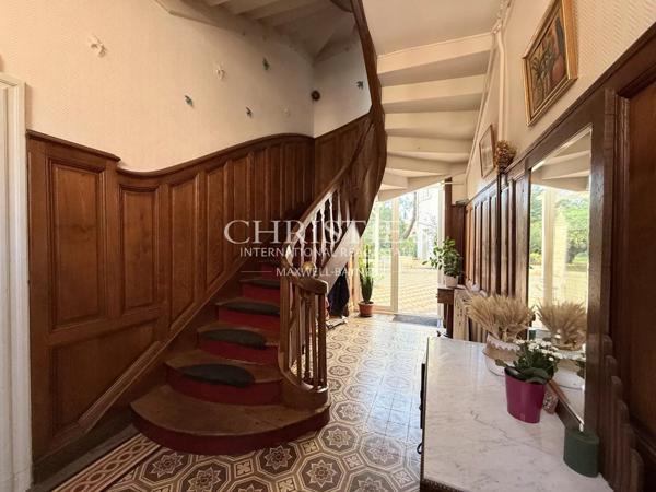 Élégante maison de ville de prestige, 8 chambres et un appartement 2 chambres, avec grand parc et vue sur le château