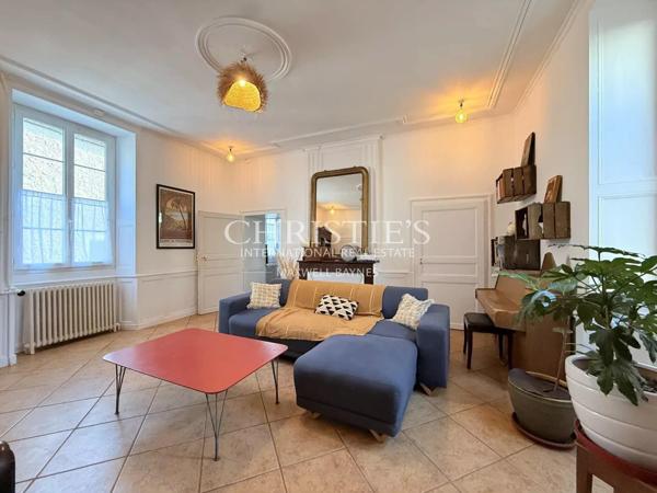 Élégante maison de ville de prestige, 8 chambres et un appartement 2 chambres, avec grand parc et vue sur le château