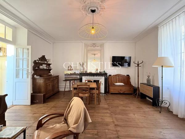 Élégante maison de ville de prestige, 8 chambres et un appartement 2 chambres, avec grand parc et vue sur le château