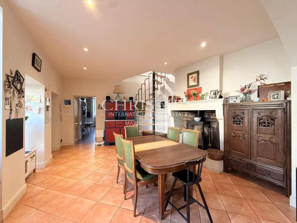 Élégante maison de ville de prestige, 8 chambres et un appartement 2 chambres, avec grand parc et vue sur le château