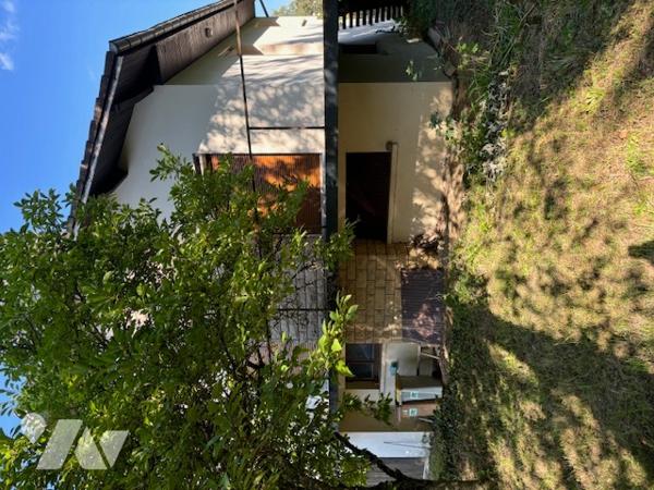 Pavillon sur sous-sol complet des années 80 à mettre au gout du jour.