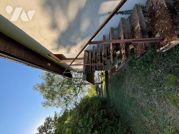 Pavillon sur sous-sol complet des années 80 à mettre au gout du jour.