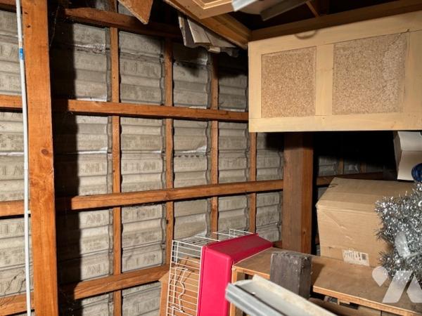 Pavillon sur sous-sol complet des années 80 à mettre au gout du jour.