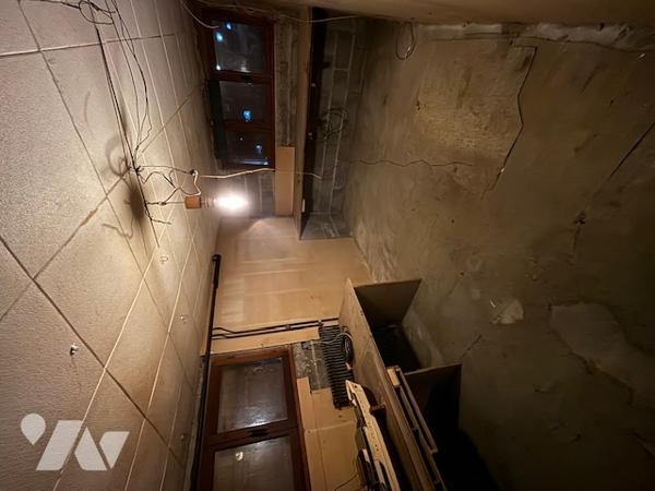 Pavillon sur sous-sol complet des années 80 à mettre au gout du jour.