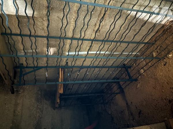 Pavillon sur sous-sol complet des années 80 à mettre au gout du jour.