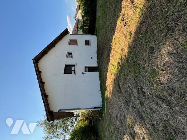 Pavillon sur sous-sol complet des années 80 à mettre au gout du jour.