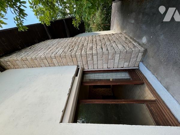 Pavillon sur sous-sol complet des années 80 à mettre au gout du jour.