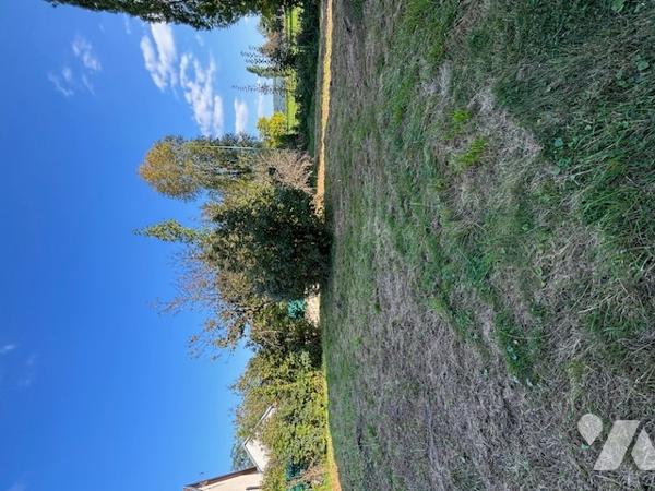 Pavillon sur sous-sol complet des années 80 à mettre au gout du jour.