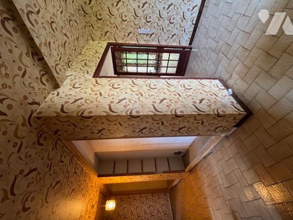 Pavillon sur sous-sol complet des années 80 à mettre au gout du jour.