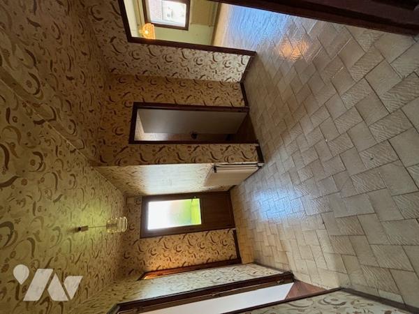 Pavillon sur sous-sol complet des années 80 à mettre au gout du jour.