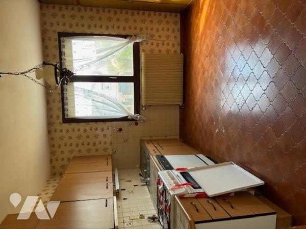 Pavillon sur sous-sol complet des années 80 à mettre au gout du jour.