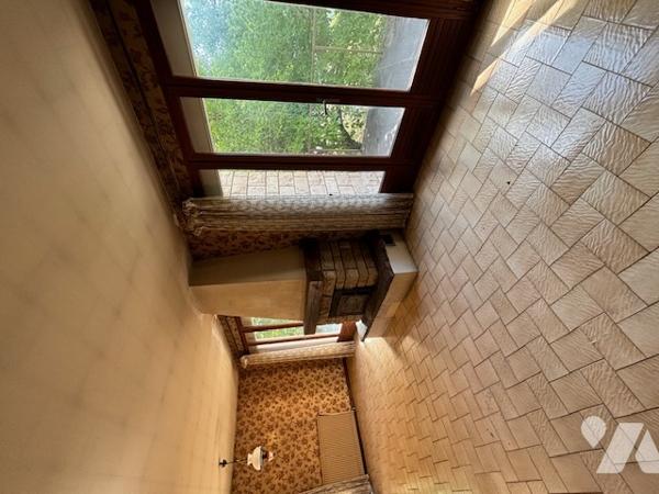 Pavillon sur sous-sol complet des années 80 à mettre au gout du jour.