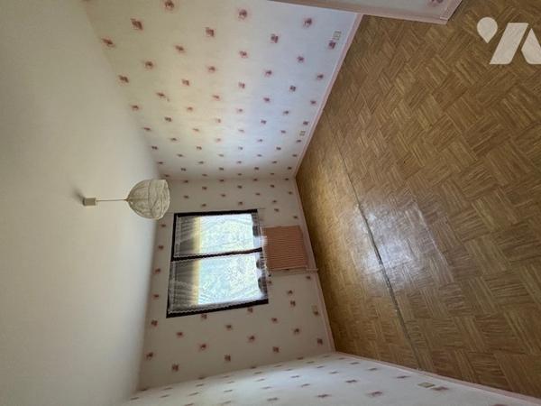 Pavillon sur sous-sol complet des années 80 à mettre au gout du jour.