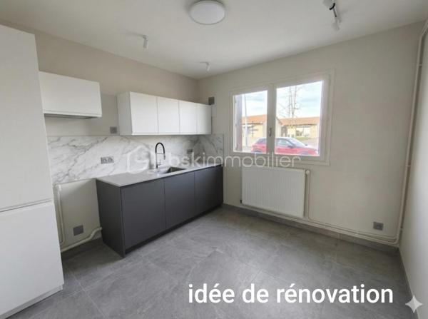 Idéalement situé à deux pas du centre-ville dans une résidence calme et sécurisée, ce T4 en rez-de-chaussée est vendu libre de toute occupation. L'appartement se compose d'un salon baigné de lumière ouvrant sur un balcon de près de 8 m², d'une cuisine séparée avec cellier, de trois chambres, d'une salle de bain et de WC séparés.
​Équipé d'une chaudière gaz neuve et raccordé au tout-à-l'égout, ce bien offre un excellent potentiel. Un rafraîchissement global est à prévoir pour le mettre à votre goût. Une opportunité rare alliant confort moderne et proximité immédiate des commodités.
Charges de copropriété 
Foncier 1182€
A visiter de toute urgence!