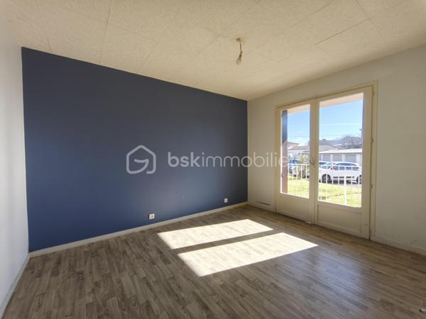 Idéalement situé à deux pas du centre-ville dans une résidence calme et sécurisée, ce T4 en rez-de-chaussée est vendu libre de toute occupation. L'appartement se compose d'un salon baigné de lumière ouvrant sur un balcon de près de 8 m², d'une cuisine séparée avec cellier, de trois chambres, d'une salle de bain et de WC séparés.
​Équipé d'une chaudière gaz neuve et raccordé au tout-à-l'égout, ce bien offre un excellent potentiel. Un rafraîchissement global est à prévoir pour le mettre à votre goût. Une opportunité rare alliant confort moderne et proximité immédiate des commodités.
Charges de copropriété 
Foncier 1182€
A visiter de toute urgence!