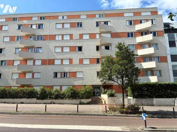 VERSAILLES – T2 EN ÉTAGE ÉLEVÉ AVEC BALCON, PARKING ET CAVE