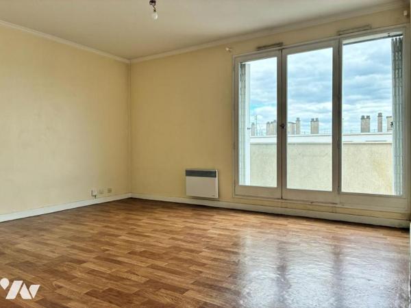 VERSAILLES – T2 EN ÉTAGE ÉLEVÉ AVEC BALCON, PARKING ET CAVE