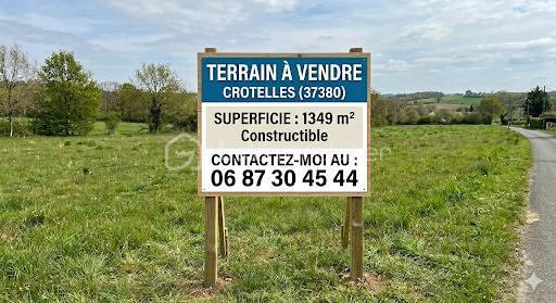 🌳 Opportunité à Crotelles (37380) : Terrain Constructible de 1349 m²
Amboise et Tours 20 min, Château-Renault à 5 min

Vous rêvez de construire votre futur foyer dans un cadre préservé, alliant sérénité et nature ? 
Découvrez ce magnifique terrain plat situé sur la charmante commune de Crotelles, au cœur d’un environnement privilégié.

✨ Les points forts du terrain :
Surface généreuse : 1349 m² pour réaliser tous vos projets (maison spacieuse, jardin, piscine).
Topographie idéale : Terrain plat, facilitant les travaux de terrassement et de construction.
Sérénité garantie : Situé dans une zone calme avec très peu de passages, offrant un cadre de vie paisible et familial.
Vue & Nature : Profitez d'une vue dégagée sur les paysages environnants 
Sécurité technique : Étude de sol G1 déjà réalisée.

📍 Localisation & Cadre de vie :
Crotelles est une commune recherchée pour sa qualité de vie, à deux pas de Monnaie et ses commerces et des axes vers Tours et accès autoroute A 10 
Éducation : École primaire au sein de la commune, idéal pour les familles.
Loisirs verts : Directement accessible pour les amoureux de plein air avec de nombreux chemins de randonnée (marche et vélo) au départ du terrain.
Atmosphère : Un environnement verdoyant et authentique pour une déconnexion totale après le travail.

Prix & Informations : Non viabilisé, réseaux bords de route.
Contactez-moi dès maintenant pour organiser une visite et projeter votre futur chez-vous.
📞 Contact : 06 87 30 45 44