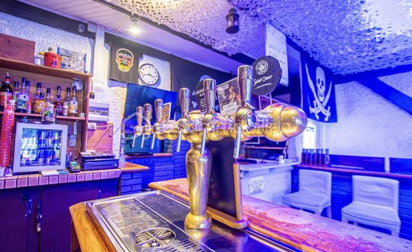 Opportunité rare de devenir propriétaire d'un fonds de commerce de bar restaurant situé dans la charmante commune de Yerres. Actuellement en activité, cet établissement propose une licence 4 et est ouvert du jeudi soir au dimanche soir.
Détails de l’Établissement :

Type d'activité : Bar restaurant
Clientèle régulière : 90 % de chiffre d'affaires en liquide, 10 % en restauration (tapas, charcuterie, snacks, burgers).
Capacité : 30 à 40 places assises dans la salle principale, avec un bar bien équipé.
Équipement : 5 tireuses de bière (sans contrat avec un brasseur).
Cuisine : Espace de préparation des plats avec extraction sur le toit (400 mm).
Salle supplémentaire : En bas, une salle avec fauteuils, offrant une quinzaine de places, avec accès à un parking de la résidence (non privatif).
Ressources : Grande réserve, accès aux WC.
Potentiel de Développement :
Cette belle affaire présente une réelle progression du chiffre d'affaires possible grâce à l'ouverture accrue durant le midi et les jours supplémentaires. Un concept qui peut facilement évoluer avec une bonne stratégie de marketing et d'exploitation.


Actuellement ouvert JEUDI SOIR / VENDREDI SOIR et SAMEDI SOIR 
CA 2025 : 91000e
CA 2024 : 85000e

Loyer : 1400e charges comprises et le bail sera NEUF pour une durée de 9 ans 
PAS DE PERSONNEL A REPRENDRE 
LICENCE 4 cédé
PAS DE CREANCES POUR LE REPRENEUR 

Cette opportunité unique est parfaite pour un entrepreneur souhaitant développer une affaire dans un secteur dynamique. N'hésitez pas à me contacter pour plus d'informations ou pour organiser une visite !