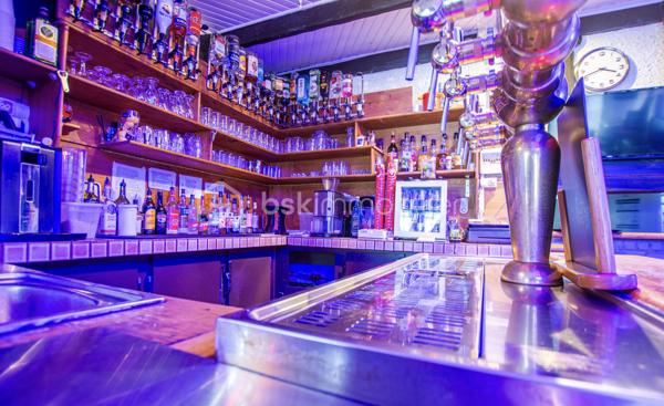 Opportunité rare de devenir propriétaire d'un fonds de commerce de bar restaurant situé dans la charmante commune de Yerres. Actuellement en activité, cet établissement propose une licence 4 et est ouvert du jeudi soir au dimanche soir.
Détails de l’Établissement :

Type d'activité : Bar restaurant
Clientèle régulière : 90 % de chiffre d'affaires en liquide, 10 % en restauration (tapas, charcuterie, snacks, burgers).
Capacité : 30 à 40 places assises dans la salle principale, avec un bar bien équipé.
Équipement : 5 tireuses de bière (sans contrat avec un brasseur).
Cuisine : Espace de préparation des plats avec extraction sur le toit (400 mm).
Salle supplémentaire : En bas, une salle avec fauteuils, offrant une quinzaine de places, avec accès à un parking de la résidence (non privatif).
Ressources : Grande réserve, accès aux WC.
Potentiel de Développement :
Cette belle affaire présente une réelle progression du chiffre d'affaires possible grâce à l'ouverture accrue durant le midi et les jours supplémentaires. Un concept qui peut facilement évoluer avec une bonne stratégie de marketing et d'exploitation.


Actuellement ouvert JEUDI SOIR / VENDREDI SOIR et SAMEDI SOIR 
CA 2025 : 91000e
CA 2024 : 85000e

Loyer : 1400e charges comprises et le bail sera NEUF pour une durée de 9 ans 
PAS DE PERSONNEL A REPRENDRE 
LICENCE 4 cédé
PAS DE CREANCES POUR LE REPRENEUR 

Cette opportunité unique est parfaite pour un entrepreneur souhaitant développer une affaire dans un secteur dynamique. N'hésitez pas à me contacter pour plus d'informations ou pour organiser une visite !