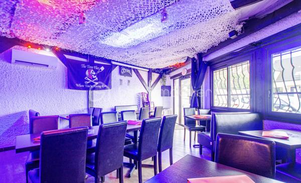 Opportunité rare de devenir propriétaire d'un fonds de commerce de bar restaurant situé dans la charmante commune de Yerres. Actuellement en activité, cet établissement propose une licence 4 et est ouvert du jeudi soir au dimanche soir.
Détails de l’Établissement :

Type d'activité : Bar restaurant
Clientèle régulière : 90 % de chiffre d'affaires en liquide, 10 % en restauration (tapas, charcuterie, snacks, burgers).
Capacité : 30 à 40 places assises dans la salle principale, avec un bar bien équipé.
Équipement : 5 tireuses de bière (sans contrat avec un brasseur).
Cuisine : Espace de préparation des plats avec extraction sur le toit (400 mm).
Salle supplémentaire : En bas, une salle avec fauteuils, offrant une quinzaine de places, avec accès à un parking de la résidence (non privatif).
Ressources : Grande réserve, accès aux WC.
Potentiel de Développement :
Cette belle affaire présente une réelle progression du chiffre d'affaires possible grâce à l'ouverture accrue durant le midi et les jours supplémentaires. Un concept qui peut facilement évoluer avec une bonne stratégie de marketing et d'exploitation.


Actuellement ouvert JEUDI SOIR / VENDREDI SOIR et SAMEDI SOIR 
CA 2025 : 91000e
CA 2024 : 85000e

Loyer : 1400e charges comprises et le bail sera NEUF pour une durée de 9 ans 
PAS DE PERSONNEL A REPRENDRE 
LICENCE 4 cédé
PAS DE CREANCES POUR LE REPRENEUR 

Cette opportunité unique est parfaite pour un entrepreneur souhaitant développer une affaire dans un secteur dynamique. N'hésitez pas à me contacter pour plus d'informations ou pour organiser une visite !