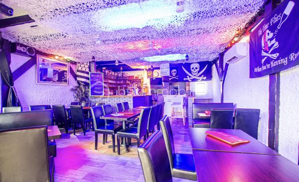 Opportunité rare de devenir propriétaire d'un fonds de commerce de bar restaurant situé dans la charmante commune de Yerres. Actuellement en activité, cet établissement propose une licence 4 et est ouvert du jeudi soir au dimanche soir.
Détails de l’Établissement :

Type d'activité : Bar restaurant
Clientèle régulière : 90 % de chiffre d'affaires en liquide, 10 % en restauration (tapas, charcuterie, snacks, burgers).
Capacité : 30 à 40 places assises dans la salle principale, avec un bar bien équipé.
Équipement : 5 tireuses de bière (sans contrat avec un brasseur).
Cuisine : Espace de préparation des plats avec extraction sur le toit (400 mm).
Salle supplémentaire : En bas, une salle avec fauteuils, offrant une quinzaine de places, avec accès à un parking de la résidence (non privatif).
Ressources : Grande réserve, accès aux WC.
Potentiel de Développement :
Cette belle affaire présente une réelle progression du chiffre d'affaires possible grâce à l'ouverture accrue durant le midi et les jours supplémentaires. Un concept qui peut facilement évoluer avec une bonne stratégie de marketing et d'exploitation.


Actuellement ouvert JEUDI SOIR / VENDREDI SOIR et SAMEDI SOIR 
CA 2025 : 91000e
CA 2024 : 85000e

Loyer : 1400e charges comprises et le bail sera NEUF pour une durée de 9 ans 
PAS DE PERSONNEL A REPRENDRE 
LICENCE 4 cédé
PAS DE CREANCES POUR LE REPRENEUR 

Cette opportunité unique est parfaite pour un entrepreneur souhaitant développer une affaire dans un secteur dynamique. N'hésitez pas à me contacter pour plus d'informations ou pour organiser une visite !