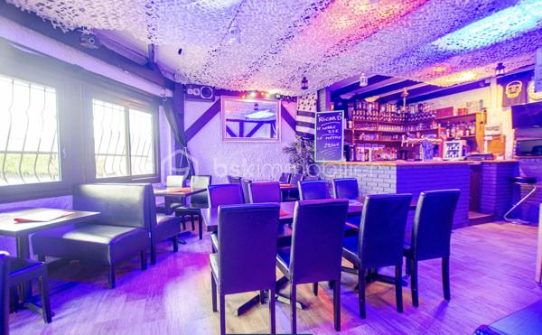 Opportunité rare de devenir propriétaire d'un fonds de commerce de bar restaurant situé dans la charmante commune de Yerres. Actuellement en activité, cet établissement propose une licence 4 et est ouvert du jeudi soir au dimanche soir.
Détails de l’Établissement :

Type d'activité : Bar restaurant
Clientèle régulière : 90 % de chiffre d'affaires en liquide, 10 % en restauration (tapas, charcuterie, snacks, burgers).
Capacité : 30 à 40 places assises dans la salle principale, avec un bar bien équipé.
Équipement : 5 tireuses de bière (sans contrat avec un brasseur).
Cuisine : Espace de préparation des plats avec extraction sur le toit (400 mm).
Salle supplémentaire : En bas, une salle avec fauteuils, offrant une quinzaine de places, avec accès à un parking de la résidence (non privatif).
Ressources : Grande réserve, accès aux WC.
Potentiel de Développement :
Cette belle affaire présente une réelle progression du chiffre d'affaires possible grâce à l'ouverture accrue durant le midi et les jours supplémentaires. Un concept qui peut facilement évoluer avec une bonne stratégie de marketing et d'exploitation.


Actuellement ouvert JEUDI SOIR / VENDREDI SOIR et SAMEDI SOIR 
CA 2025 : 91000e
CA 2024 : 85000e

Loyer : 1400e charges comprises et le bail sera NEUF pour une durée de 9 ans 
PAS DE PERSONNEL A REPRENDRE 
LICENCE 4 cédé
PAS DE CREANCES POUR LE REPRENEUR 

Cette opportunité unique est parfaite pour un entrepreneur souhaitant développer une affaire dans un secteur dynamique. N'hésitez pas à me contacter pour plus d'informations ou pour organiser une visite !