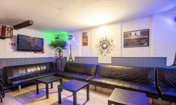 Opportunité rare de devenir propriétaire d'un fonds de commerce de bar restaurant situé dans la charmante commune de Yerres. Actuellement en activité, cet établissement propose une licence 4 et est ouvert du jeudi soir au dimanche soir.
Détails de l’Établissement :

Type d'activité : Bar restaurant
Clientèle régulière : 90 % de chiffre d'affaires en liquide, 10 % en restauration (tapas, charcuterie, snacks, burgers).
Capacité : 30 à 40 places assises dans la salle principale, avec un bar bien équipé.
Équipement : 5 tireuses de bière (sans contrat avec un brasseur).
Cuisine : Espace de préparation des plats avec extraction sur le toit (400 mm).
Salle supplémentaire : En bas, une salle avec fauteuils, offrant une quinzaine de places, avec accès à un parking de la résidence (non privatif).
Ressources : Grande réserve, accès aux WC.
Potentiel de Développement :
Cette belle affaire présente une réelle progression du chiffre d'affaires possible grâce à l'ouverture accrue durant le midi et les jours supplémentaires. Un concept qui peut facilement évoluer avec une bonne stratégie de marketing et d'exploitation.


Actuellement ouvert JEUDI SOIR / VENDREDI SOIR et SAMEDI SOIR 
CA 2025 : 91000e
CA 2024 : 85000e

Loyer : 1400e charges comprises et le bail sera NEUF pour une durée de 9 ans 
PAS DE PERSONNEL A REPRENDRE 
LICENCE 4 cédé
PAS DE CREANCES POUR LE REPRENEUR 

Cette opportunité unique est parfaite pour un entrepreneur souhaitant développer une affaire dans un secteur dynamique. N'hésitez pas à me contacter pour plus d'informations ou pour organiser une visite !