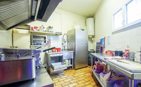 Opportunité rare de devenir propriétaire d'un fonds de commerce de bar restaurant situé dans la charmante commune de Yerres. Actuellement en activité, cet établissement propose une licence 4 et est ouvert du jeudi soir au dimanche soir.
Détails de l’Établissement :

Type d'activité : Bar restaurant
Clientèle régulière : 90 % de chiffre d'affaires en liquide, 10 % en restauration (tapas, charcuterie, snacks, burgers).
Capacité : 30 à 40 places assises dans la salle principale, avec un bar bien équipé.
Équipement : 5 tireuses de bière (sans contrat avec un brasseur).
Cuisine : Espace de préparation des plats avec extraction sur le toit (400 mm).
Salle supplémentaire : En bas, une salle avec fauteuils, offrant une quinzaine de places, avec accès à un parking de la résidence (non privatif).
Ressources : Grande réserve, accès aux WC.
Potentiel de Développement :
Cette belle affaire présente une réelle progression du chiffre d'affaires possible grâce à l'ouverture accrue durant le midi et les jours supplémentaires. Un concept qui peut facilement évoluer avec une bonne stratégie de marketing et d'exploitation.


Actuellement ouvert JEUDI SOIR / VENDREDI SOIR et SAMEDI SOIR 
CA 2025 : 91000e
CA 2024 : 85000e

Loyer : 1400e charges comprises et le bail sera NEUF pour une durée de 9 ans 
PAS DE PERSONNEL A REPRENDRE 
LICENCE 4 cédé
PAS DE CREANCES POUR LE REPRENEUR 

Cette opportunité unique est parfaite pour un entrepreneur souhaitant développer une affaire dans un secteur dynamique. N'hésitez pas à me contacter pour plus d'informations ou pour organiser une visite !