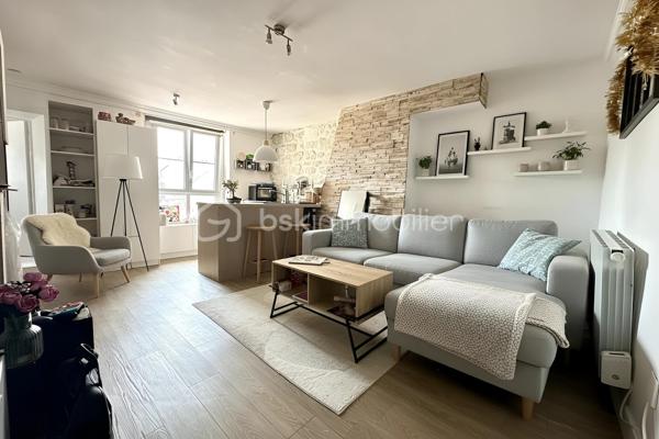 Au 2ᵉ étage d’un petit immeuble situé en plein centre-ville, cet appartement 2 pièces de 40 m² offre un cadre de vie pratique et agréable, à proximité immédiate des commerces, transports et commodités.

L’appartement se compose d’un séjour lumineux avec cuisine ouverte, d’une chambre avec dressing, ainsi que d’une salle d'eau.

Ce bien bénéficie du charme de l’ancien grâce à ses éléments en pierre apparente et son cachet authentique.

Idéalement situé, il permet de profiter d’un environnement central tout en conservant un cadre de vie agréable, avec l’ensemble des services accessibles à pied.

Gare de Persan-Beaumont à 15 mn à pied (ligne H et TER vers Paris Gare du Nord en environ 35 mn)