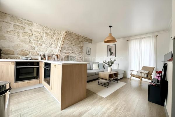Au 2ᵉ étage d’un petit immeuble situé en plein centre-ville, cet appartement 2 pièces de 40 m² offre un cadre de vie pratique et agréable, à proximité immédiate des commerces, transports et commodités.

L’appartement se compose d’un séjour lumineux avec cuisine ouverte, d’une chambre avec dressing, ainsi que d’une salle d'eau.

Ce bien bénéficie du charme de l’ancien grâce à ses éléments en pierre apparente et son cachet authentique.

Idéalement situé, il permet de profiter d’un environnement central tout en conservant un cadre de vie agréable, avec l’ensemble des services accessibles à pied.

Gare de Persan-Beaumont à 15 mn à pied (ligne H et TER vers Paris Gare du Nord en environ 35 mn)