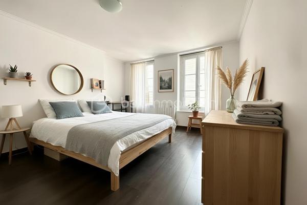 Au 2ᵉ étage d’un petit immeuble situé en plein centre-ville, cet appartement 2 pièces de 40 m² offre un cadre de vie pratique et agréable, à proximité immédiate des commerces, transports et commodités.

L’appartement se compose d’un séjour lumineux avec cuisine ouverte, d’une chambre avec dressing, ainsi que d’une salle d'eau.

Ce bien bénéficie du charme de l’ancien grâce à ses éléments en pierre apparente et son cachet authentique.

Idéalement situé, il permet de profiter d’un environnement central tout en conservant un cadre de vie agréable, avec l’ensemble des services accessibles à pied.

Gare de Persan-Beaumont à 15 mn à pied (ligne H et TER vers Paris Gare du Nord en environ 35 mn)