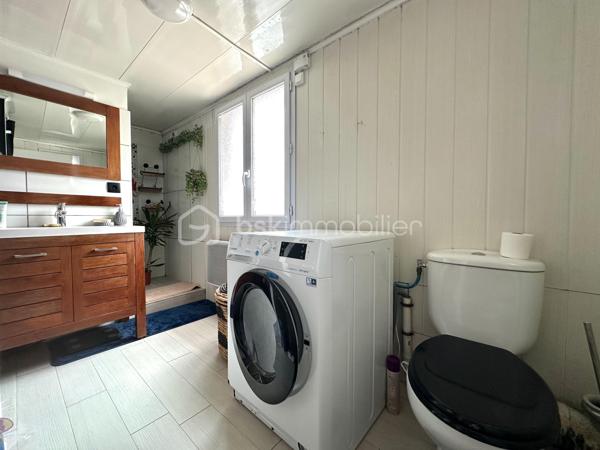 Au 2ᵉ étage d’un petit immeuble situé en plein centre-ville, cet appartement 2 pièces de 40 m² offre un cadre de vie pratique et agréable, à proximité immédiate des commerces, transports et commodités.

L’appartement se compose d’un séjour lumineux avec cuisine ouverte, d’une chambre avec dressing, ainsi que d’une salle d'eau.

Ce bien bénéficie du charme de l’ancien grâce à ses éléments en pierre apparente et son cachet authentique.

Idéalement situé, il permet de profiter d’un environnement central tout en conservant un cadre de vie agréable, avec l’ensemble des services accessibles à pied.

Gare de Persan-Beaumont à 15 mn à pied (ligne H et TER vers Paris Gare du Nord en environ 35 mn)