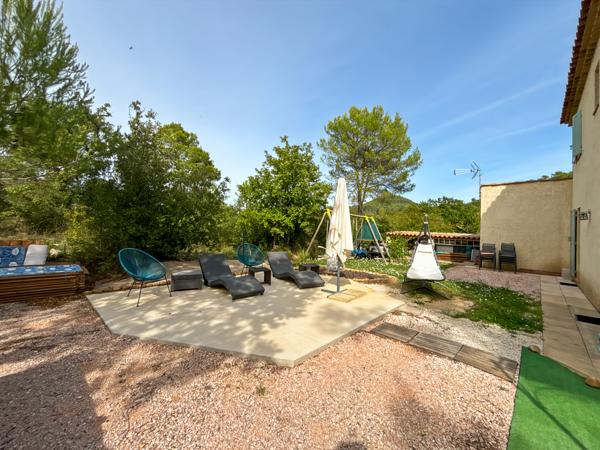 Rocbaron (83136) Maison 110m², 4 chambres, 600m² de terrain, bout d'impasse.