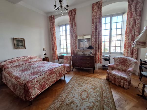 F4 de 167m2 place Foch Ajaccio (20000)