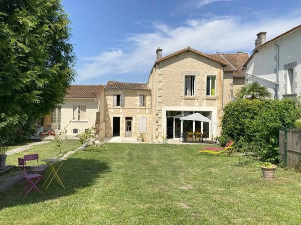 À VENDRE – BARBEZIEUX-SAINT-HILAIRE (16) – Propriété de caractère - cœur de ville