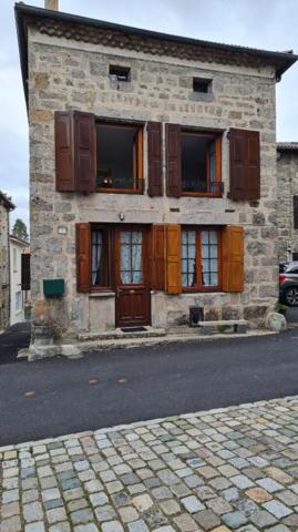 Saint Romain Lachalm 43620 Centre bourg Maison de village en pierre à rénover 61m² habitables