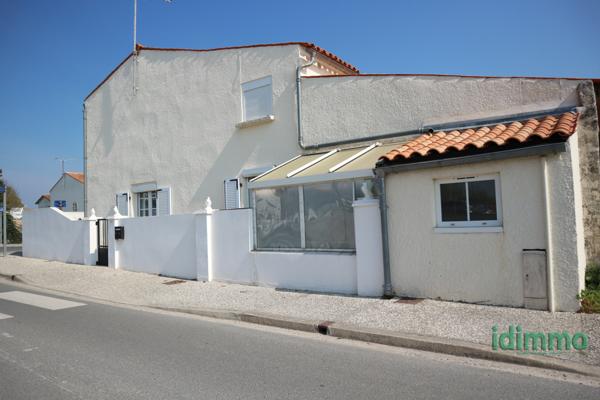 BELLE MAISON EN BON ETAT GENERAL DE 100 M2 SUR UN TERRAIN CLOS DE 115 M2. CENTRE BOURG A PROXIMITE DES COMMERC La Jarrie (17220)