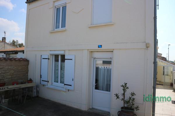 BELLE MAISON EN BON ETAT GENERAL DE 100 M2 SUR UN TERRAIN CLOS DE 115 M2. CENTRE BOURG A PROXIMITE DES COMMERC La Jarrie (17220)