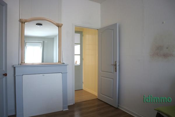 BELLE MAISON EN BON ETAT GENERAL DE 100 M2 SUR UN TERRAIN CLOS DE 115 M2. CENTRE BOURG A PROXIMITE DES COMMERC La Jarrie (17220)