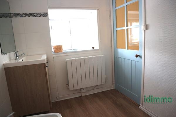 BELLE MAISON EN BON ETAT GENERAL DE 100 M2 SUR UN TERRAIN CLOS DE 115 M2. CENTRE BOURG A PROXIMITE DES COMMERC La Jarrie (17220)