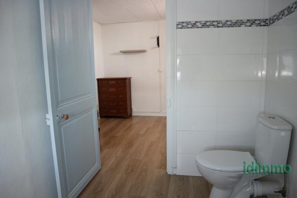 BELLE MAISON EN BON ETAT GENERAL DE 100 M2 SUR UN TERRAIN CLOS DE 115 M2. CENTRE BOURG A PROXIMITE DES COMMERC La Jarrie (17220)